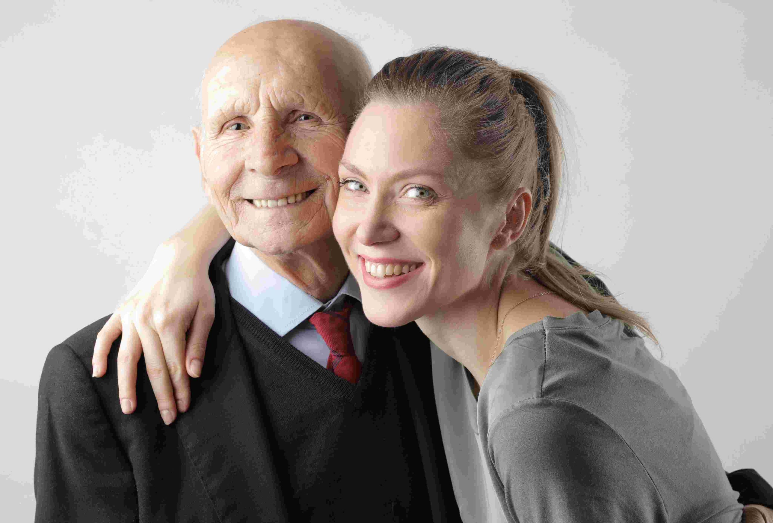 Alter Mann und junge Frau lächeln