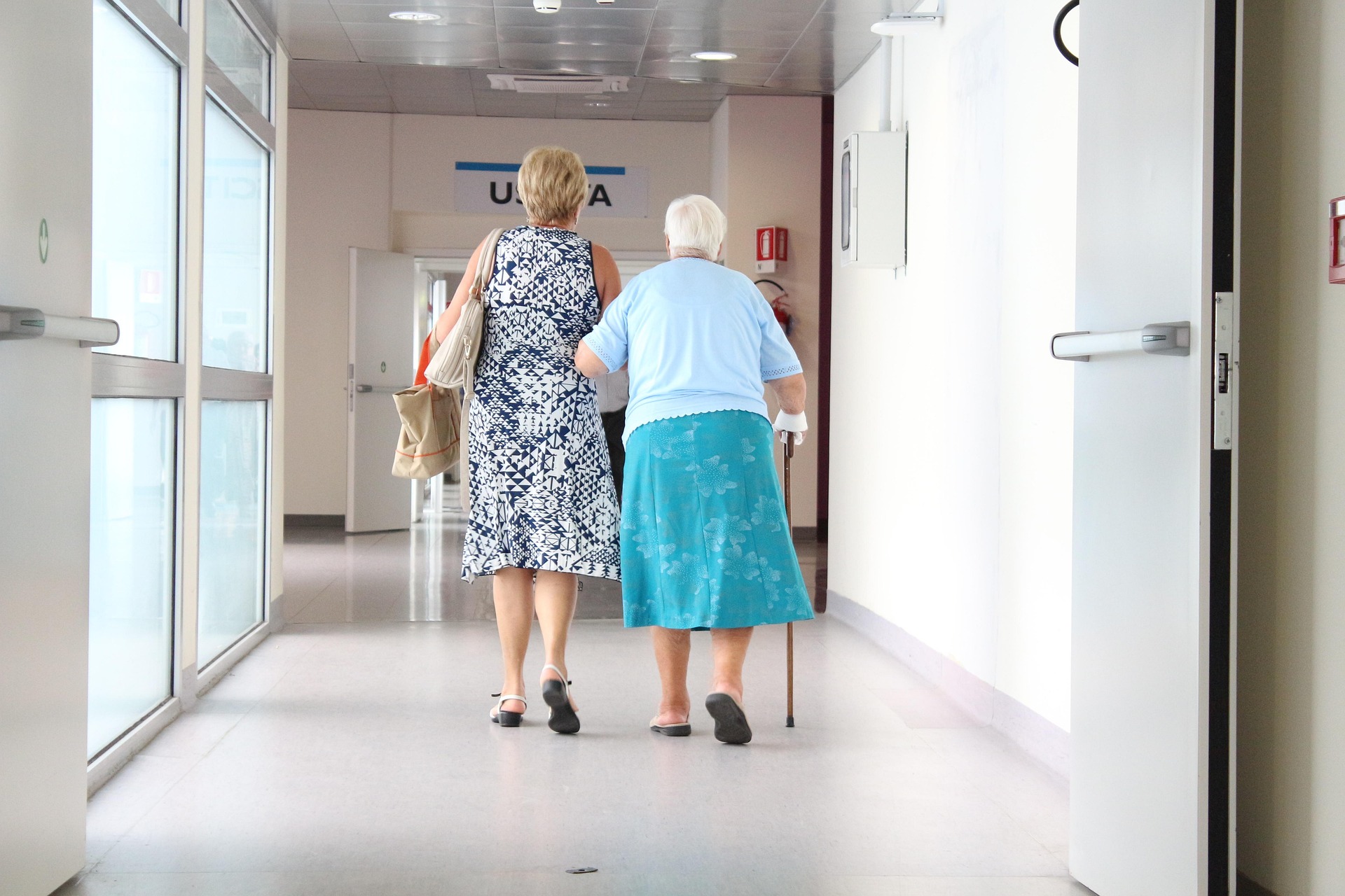 Frauen am Weg zum Arzt Frauen am Weg zum Arzt