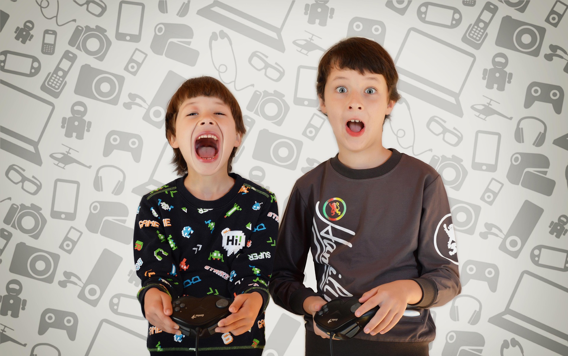 Zwei Kinder mit Controller Zwei Kinder mit Controller